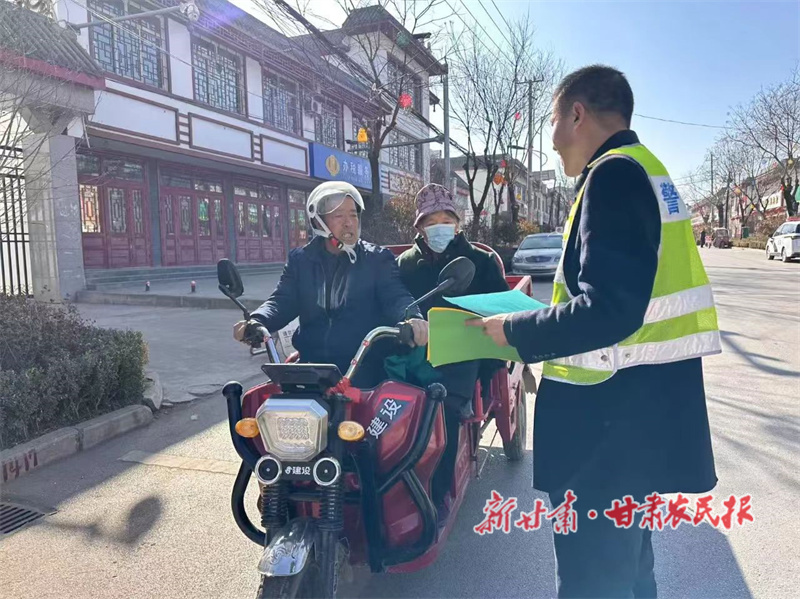 华亭：春意盛农耕忙 交通安全进田间
