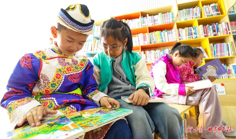 小朋友们沉浸在书香的海洋里