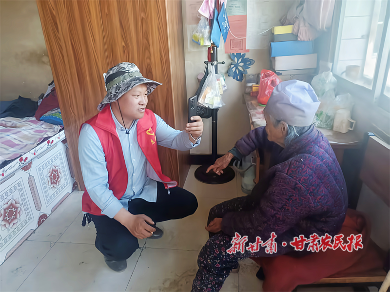 华亭：“指尖”认证省心力 “脚步”丈量惠民情