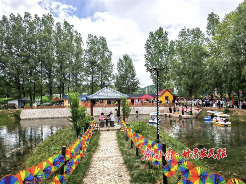 华亭:种花种草扮家园 家美景美日子甜