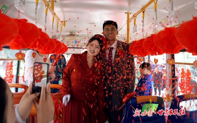 康县:公交车变“婚车” 驶向“幸福站台”