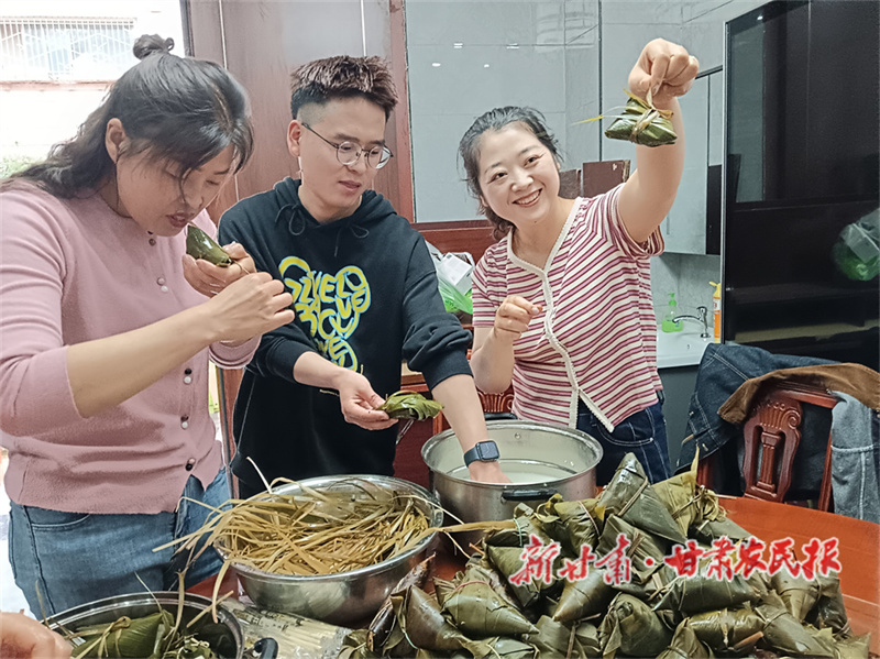 秦州区:“端午味道”香飘社区