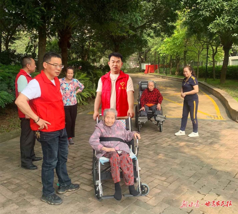 “00后”志愿者情暖敬老院