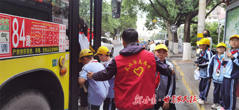 秦州区：“红马甲”护学岗织密安全网