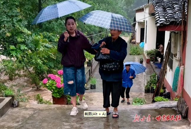 “我扶着你走”——记康县阳坝镇防汛一线郑河村干部唐媛媛