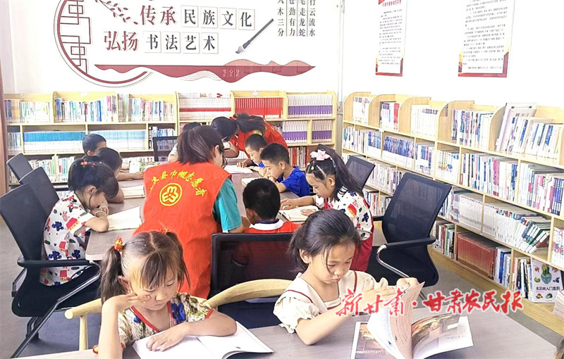 古浪县：农家书屋变身“暑假阅读乐园”