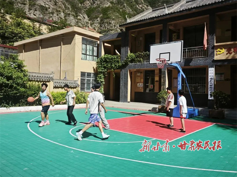 农家书屋不“打烊”暑期儿童“充电忙”
——宕昌县农家书屋变身暑期青少年文化“加油站”