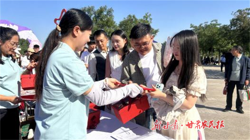 倡导文明婚俗·公益见证爱情——甘肃福彩举办“福满七夕・一刮传情”公益活动