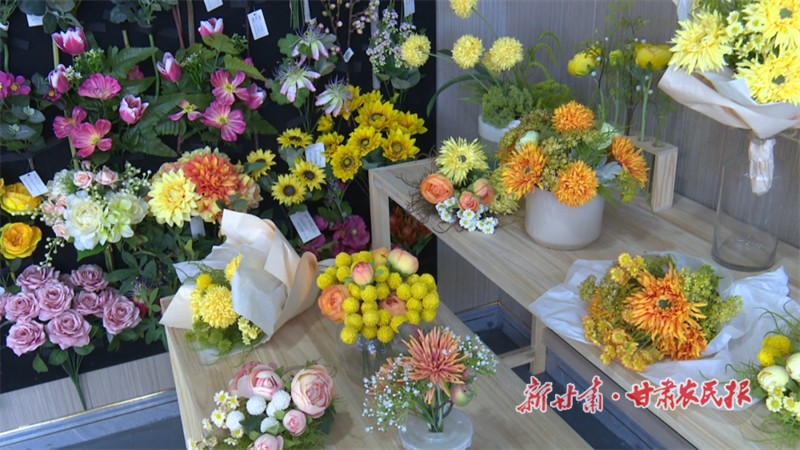 华亭有“花”别样红!——仿真花车间托起村民稳稳的幸福