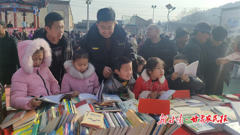 武山县开展《全民阅读促进条例》主题宣传活动