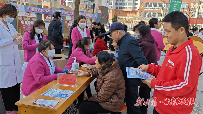 学雷锋践初心 公益体彩进社区