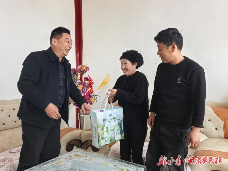 和政：爱心礼包进乡村 巾帼关爱暖人心