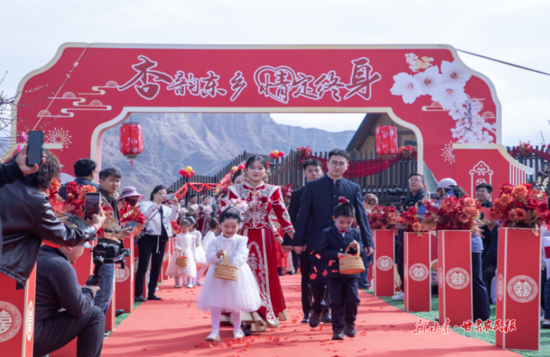 东乡 集体婚礼展现婚俗新风