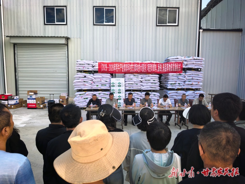 甘南州向牧民发放牦牛专用饲料